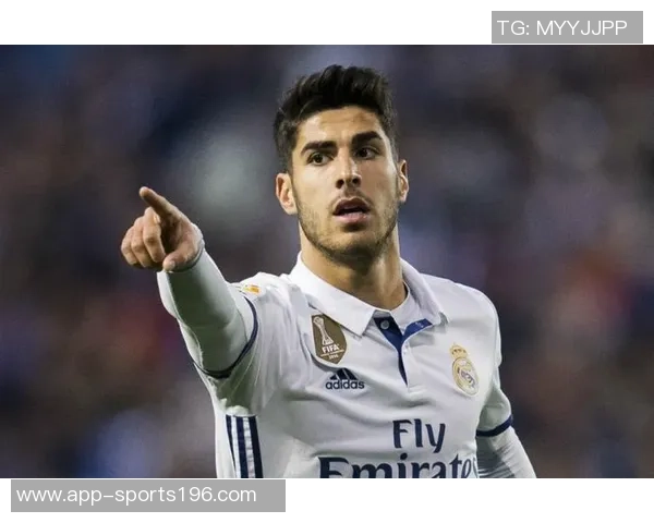 阿森西奥与女友重返伯纳乌现场观看NFL比赛引发热议